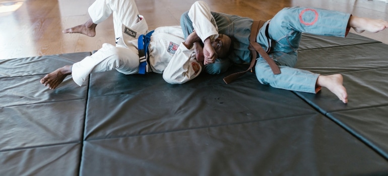 Two people having the Muay Thai traininh
