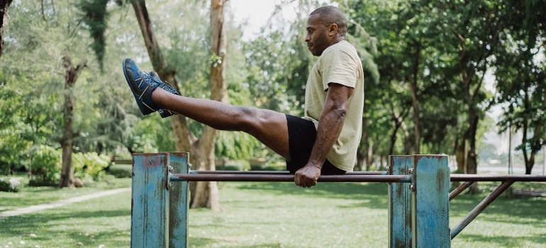 A man doing one of the 10 best abs workouts of all time