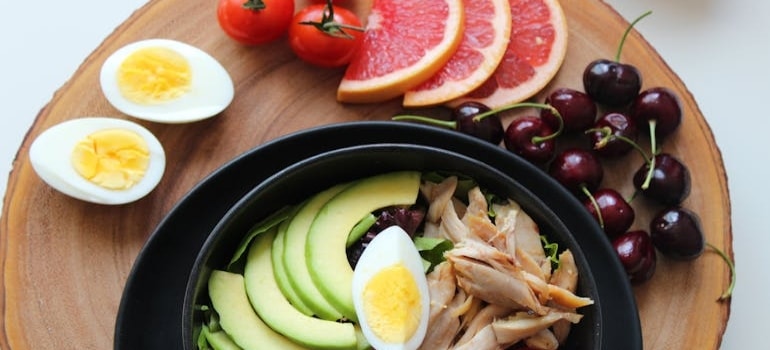 A picture of a grilled chicken keto salad.