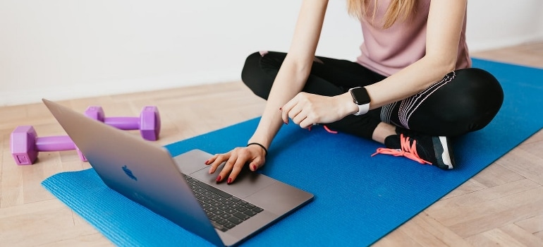 A woman using a laptop to find out where to buy gear and equipment in Dubai. 