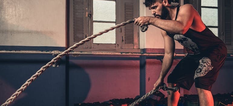 A man holding ropes