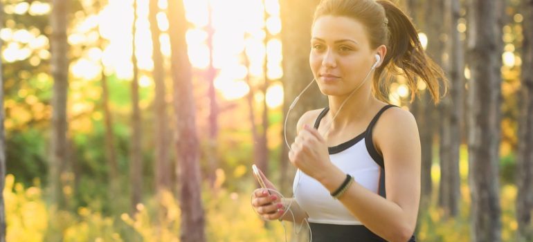 woman jogging after reading about how to plan your day