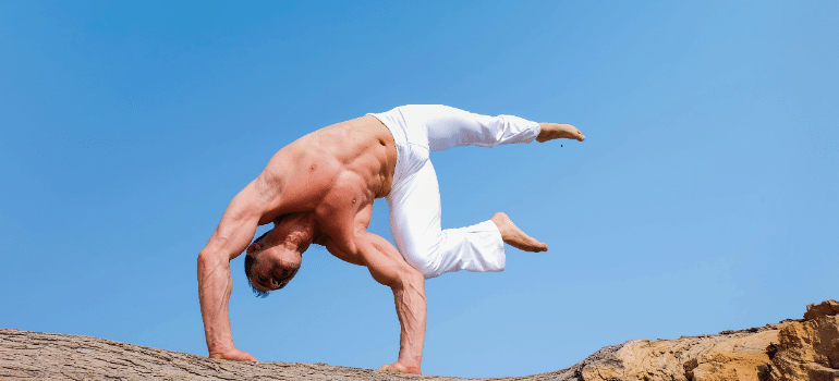 a man hand standing and discovering the ways hydration affects performance and recovery