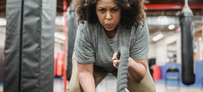 A woman exercising while potentially doing one of the things every beginner gets wrong about HIIT